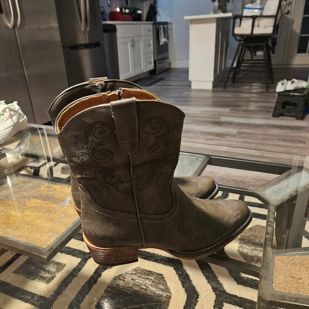 NWOT Brand New Dream Paris Brown Design Boots Size 8 - Picture 3 of 8